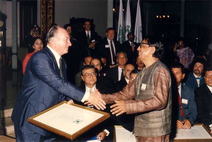 H.H. The Aga Khan grants the AKAA to Balkrishna V. Doshi in 1995